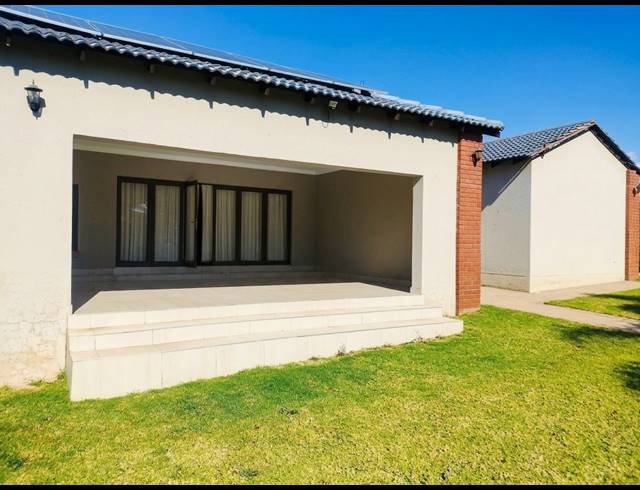 4 BEDROOM FREESTANDING FOR SALE IN HEUWELOORD